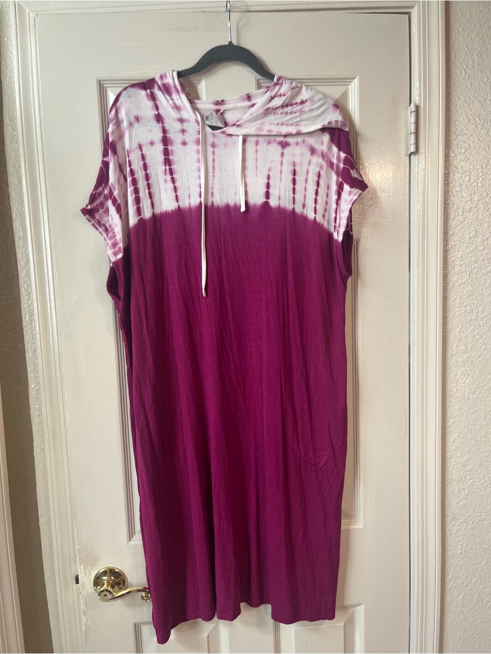 Livi Tie-Dye Hooded Midi Dress in Berry and White